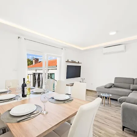 Feniks By Interhome Polaca