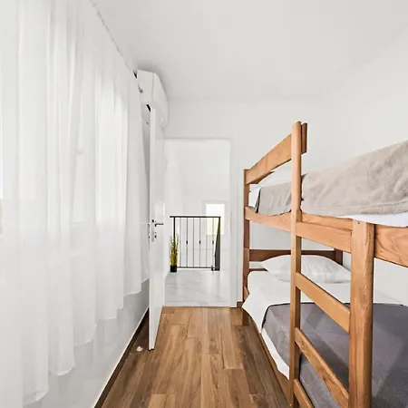 Feniks By Interhome Polaca